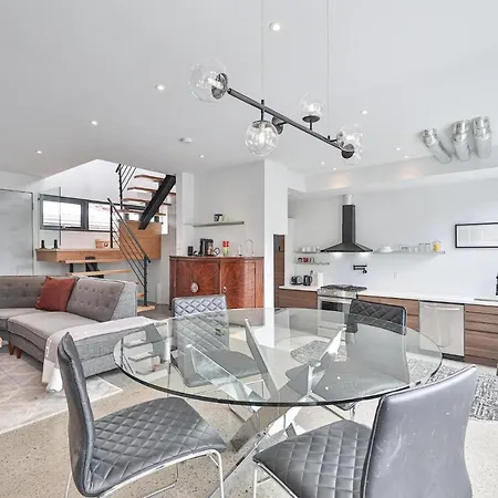 New Modern 1400 Sq Ft Coach House Near Everything